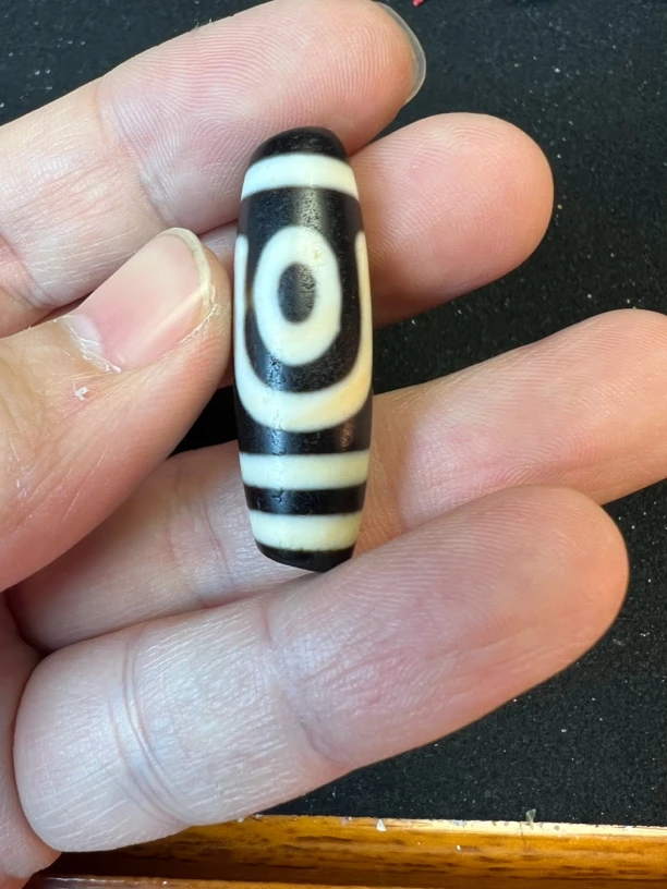 行运黑白如意二眼天然玛瑙