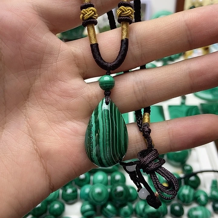 孔雀石未镶嵌水滴吊坠