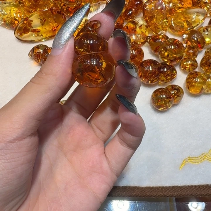 汤***圆颈饰未镶嵌水晶雕刻