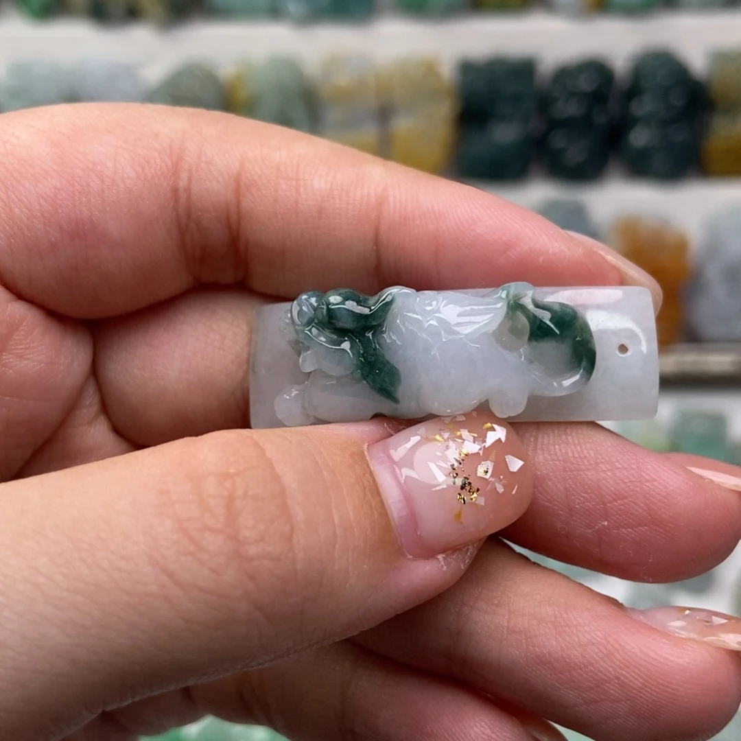 翡翠未镶嵌吊坠(赠链)