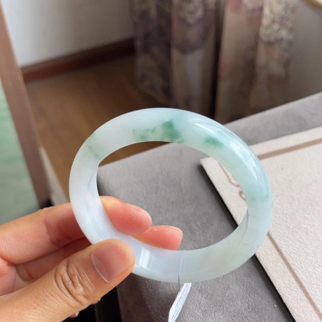 翡翠手镯未镶嵌白底飘花