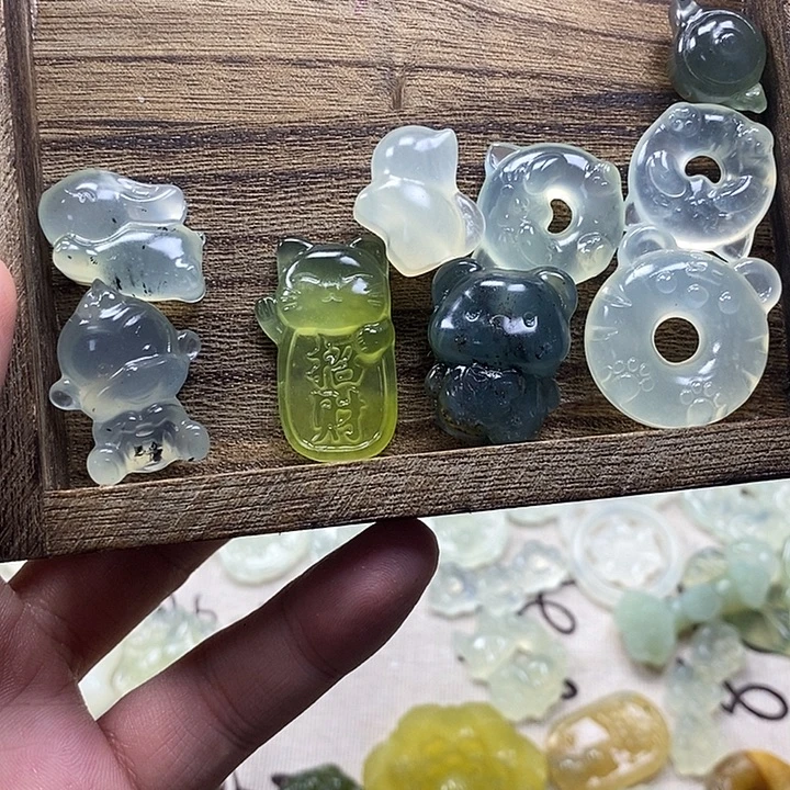 X***X蛇纹石玉未镶嵌颈饰