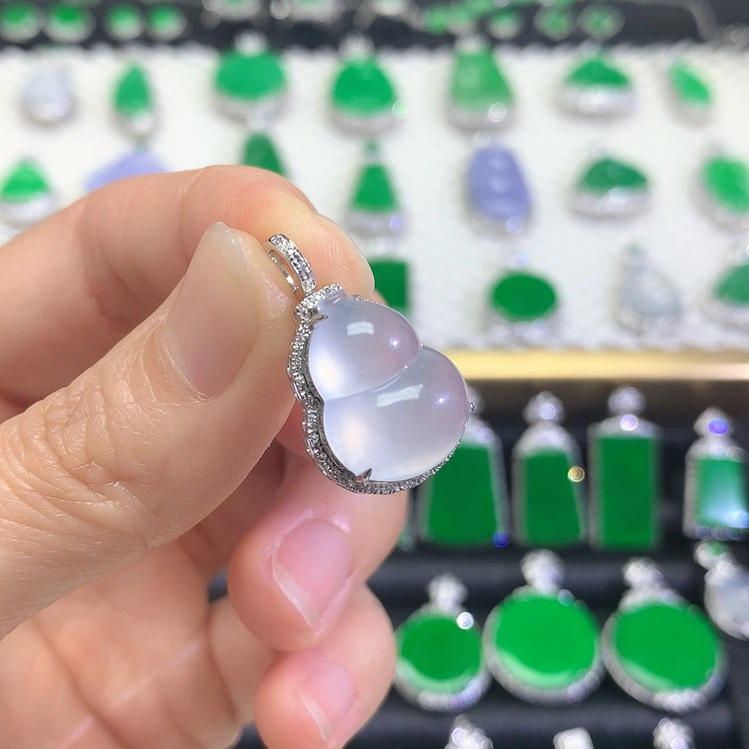 颈饰18K金镶嵌翡翠吊坠