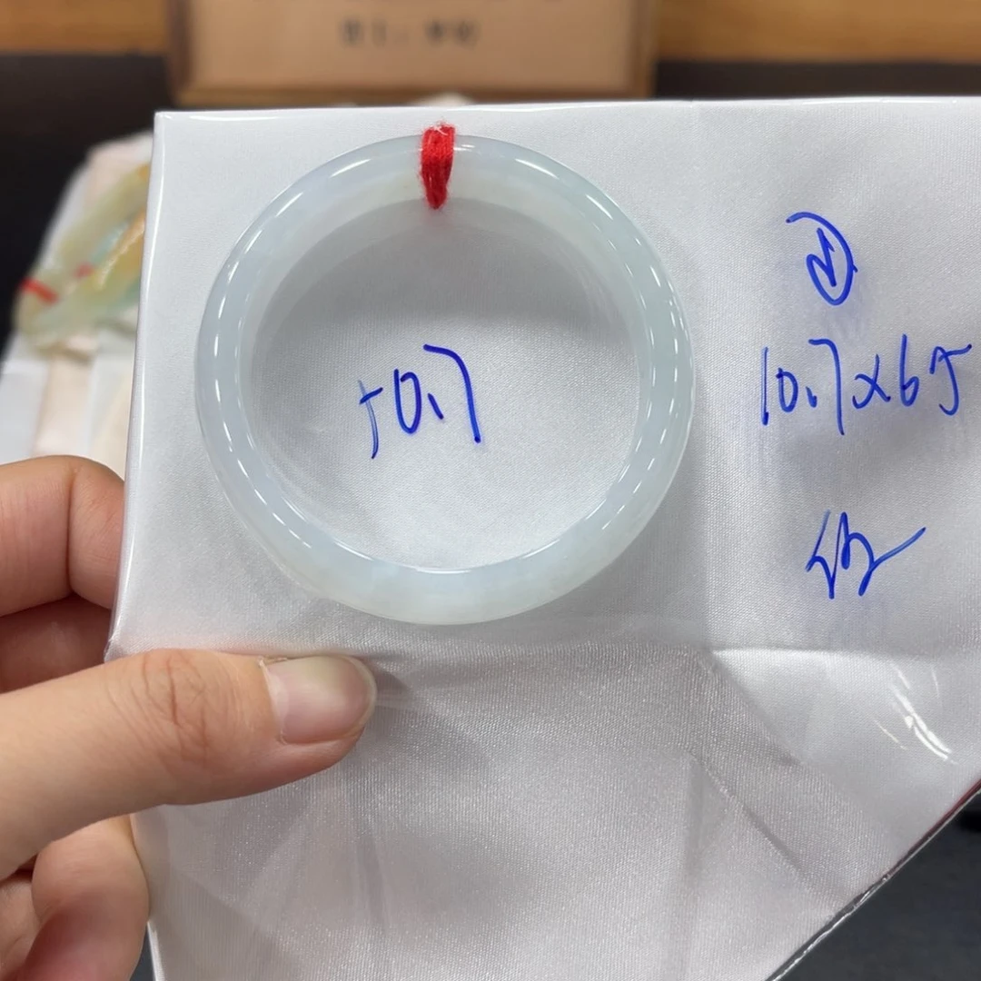 翡翠手镯未镶嵌翡翠