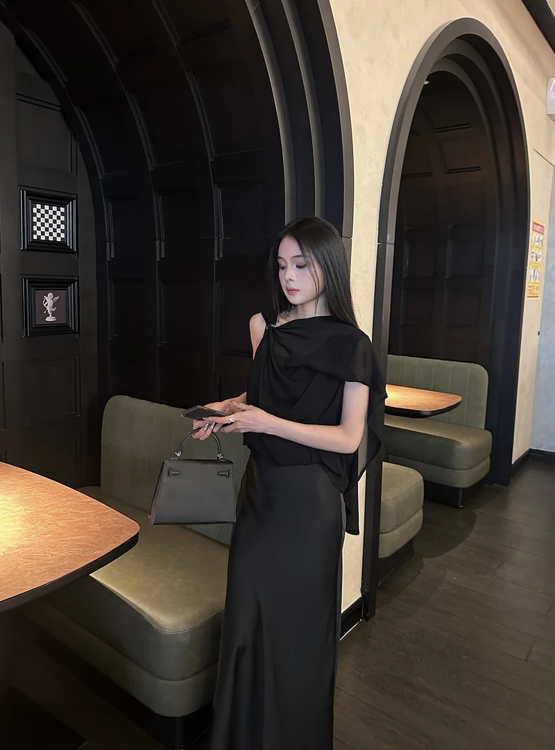 除于七“单边主义”黑色设计多穿法吊带上衣气质高级斜肩披肩T恤