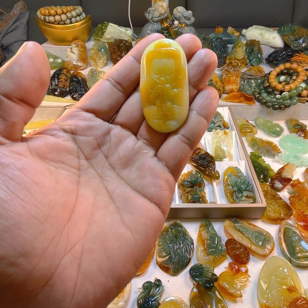 蛇纹石玉未镶嵌颈饰