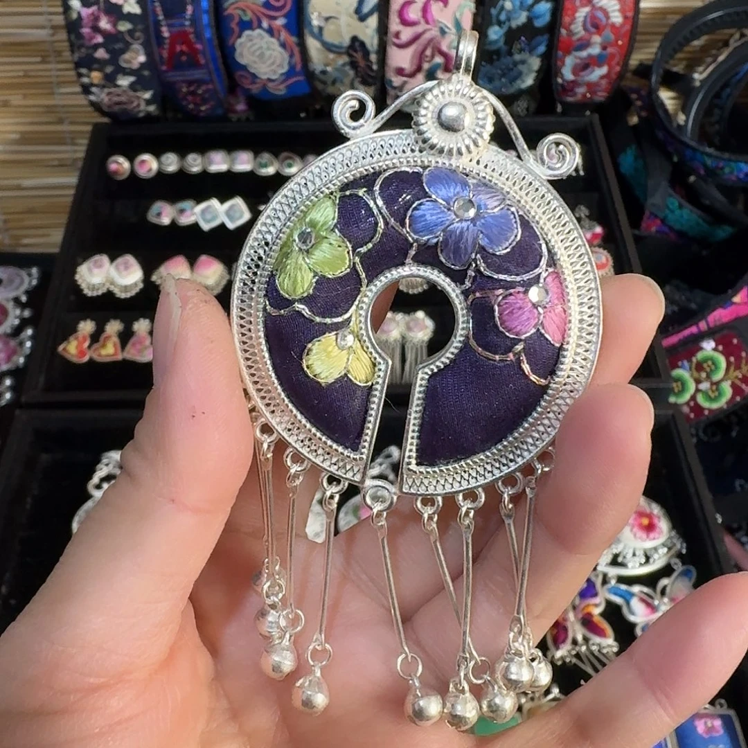 织绣民族风刺绣吊坠