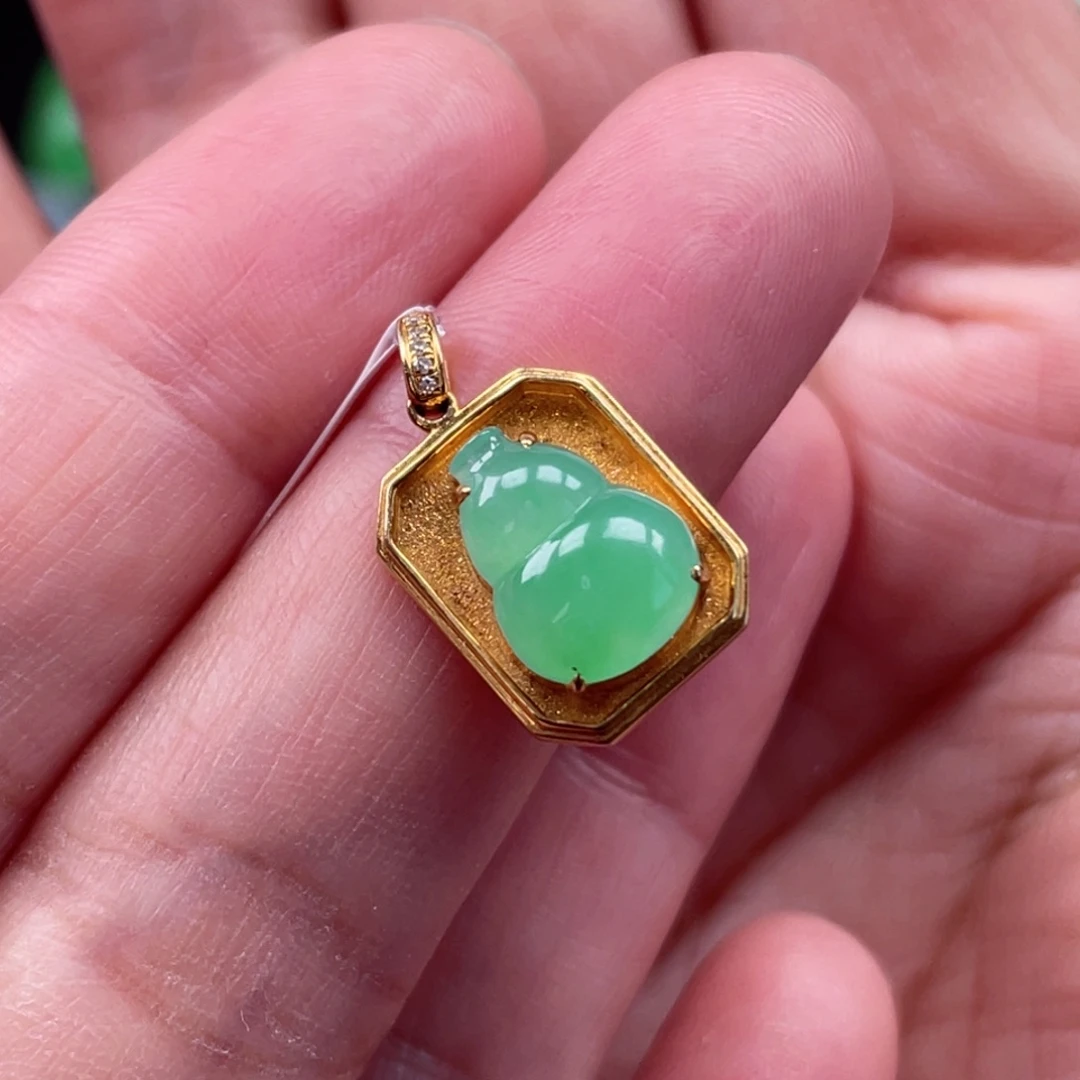 颈饰18K金镶嵌翡翠葫芦