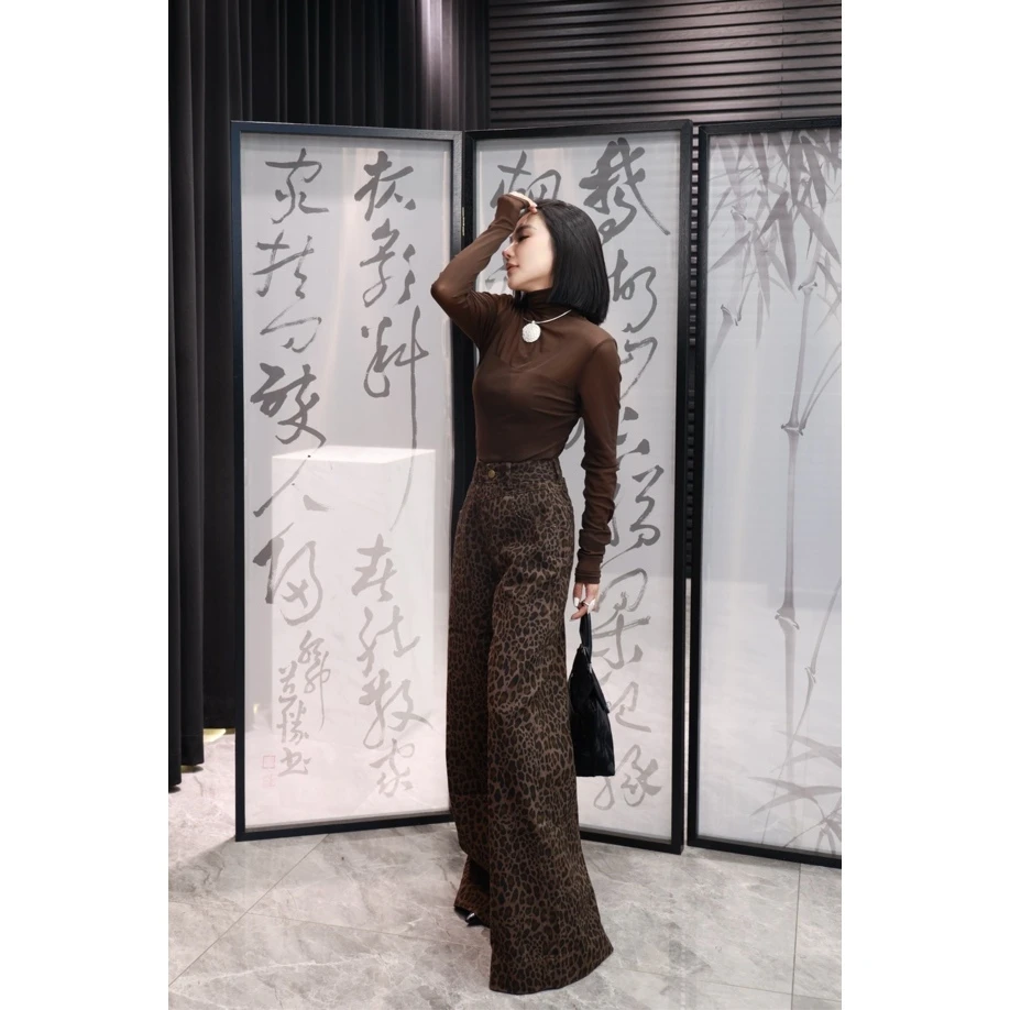 SARA【妙妙精选】豹纹时尚气质休闲直筒牛仔裤H179