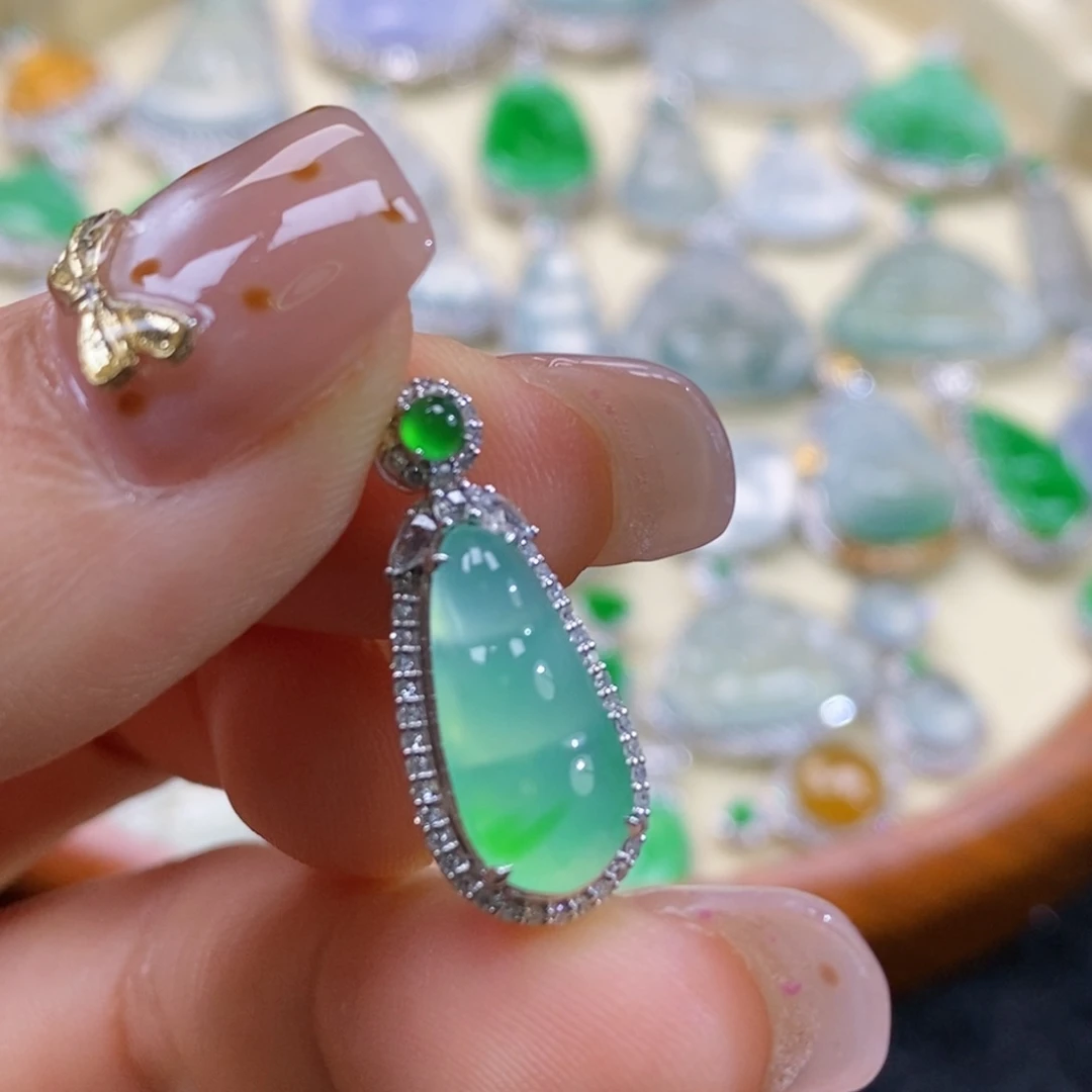 翡翠18K金镶嵌吊坠(赠链)