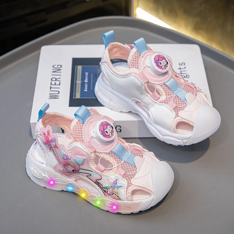 卡通包头凉鞋2025新款休闲沙滩鞋发光防滑中大童舒适旋钮童鞋