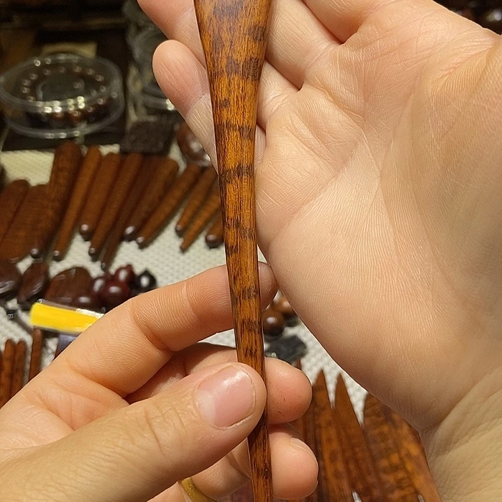 南美蛇纹木发簪一根