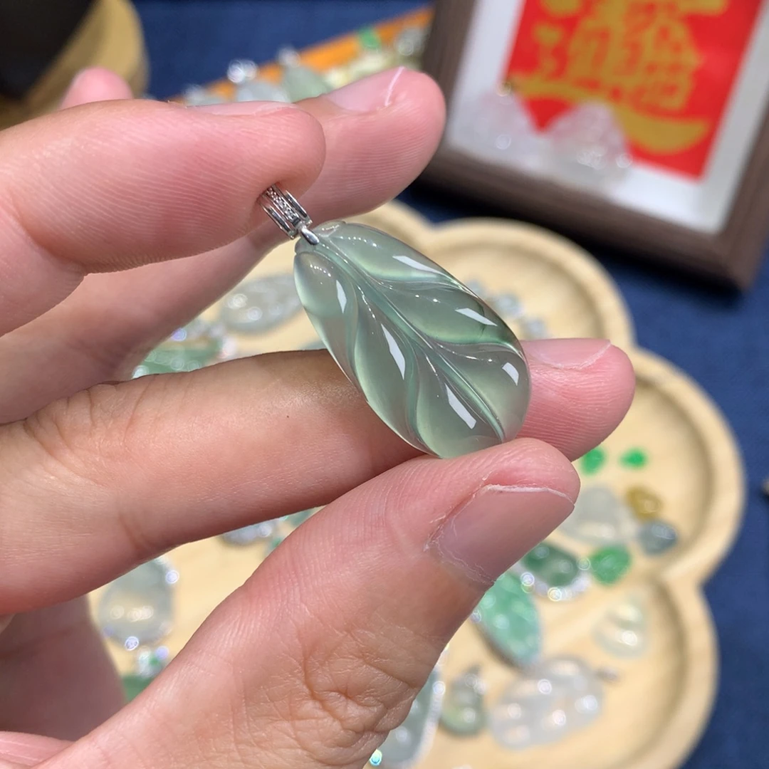 翡翠18K金镶嵌颈饰叶子