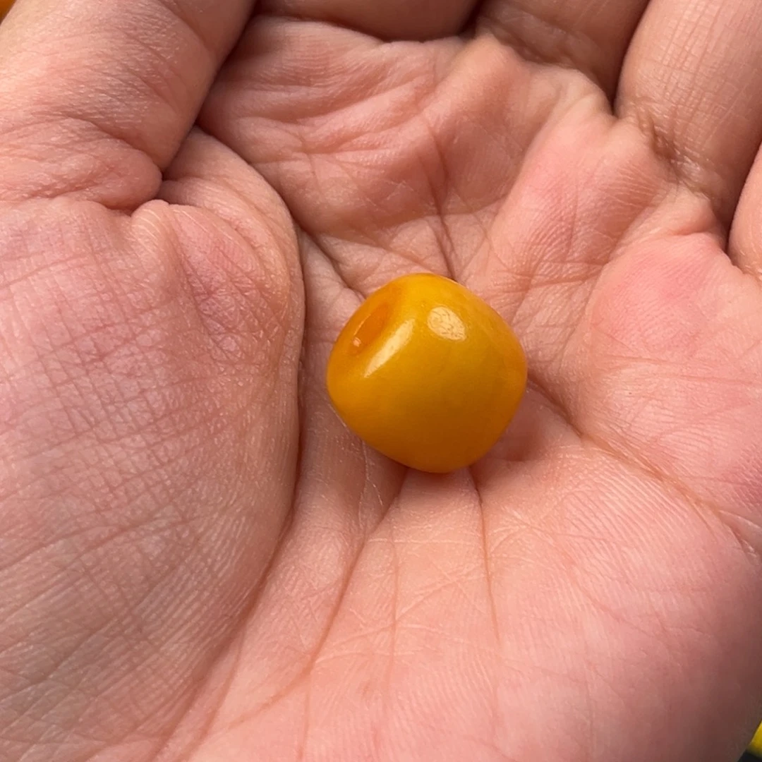 子***意蜜蜡未镶嵌颈饰老蜜蜡