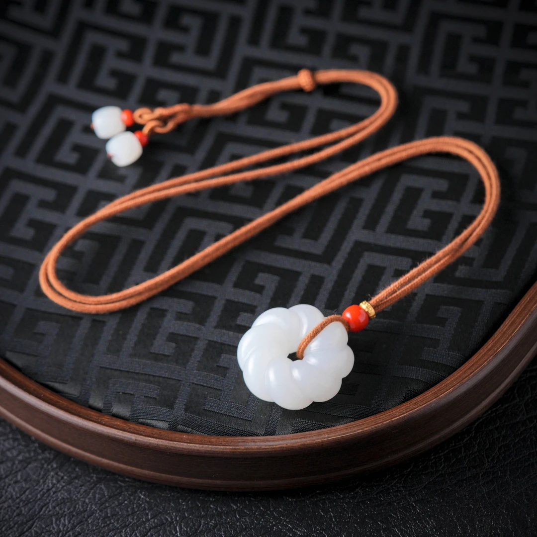 【诗蓉】朝月·典藏和田玉老俄白18K金平安扣吊坠AD3014尺寸约29*12