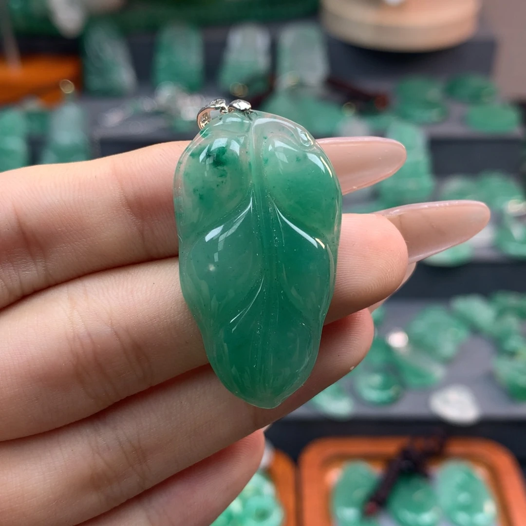 石英质玉（非洲翠）未镶嵌颈饰