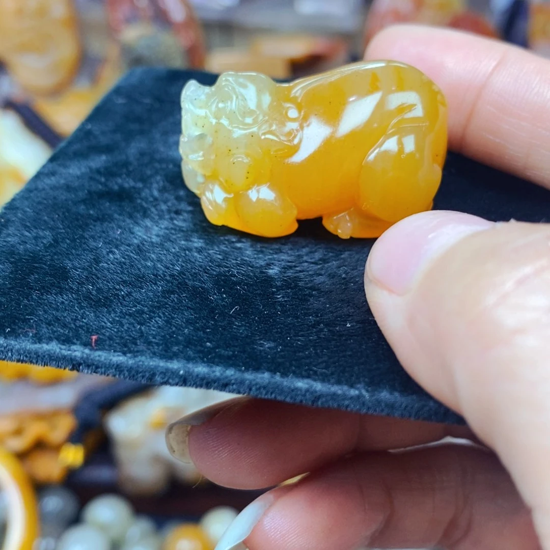 石英质玉（黄龙玉）未镶嵌颈饰