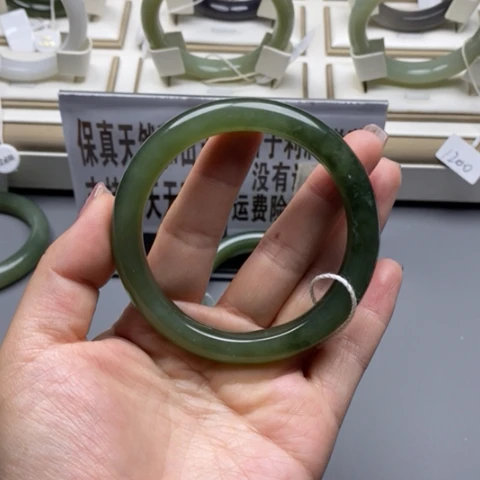 M***a和田玉未镶嵌手镯