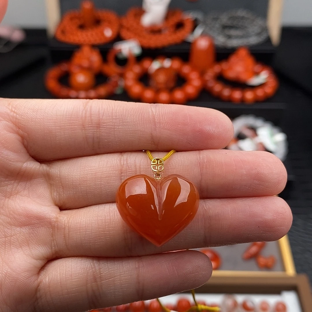 南红玛瑙18K金镶嵌四川凉山冰飘屁桃吊坠