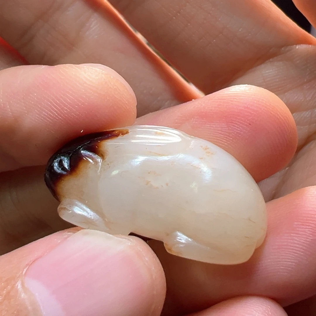 郭***服和田玉未镶嵌颈饰