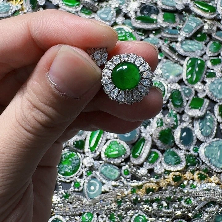 翡翠颈饰未镶嵌天然A货翡翠放漏