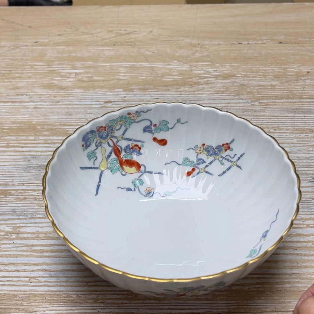 瓷片料****厨密密麻麻地排列着一个