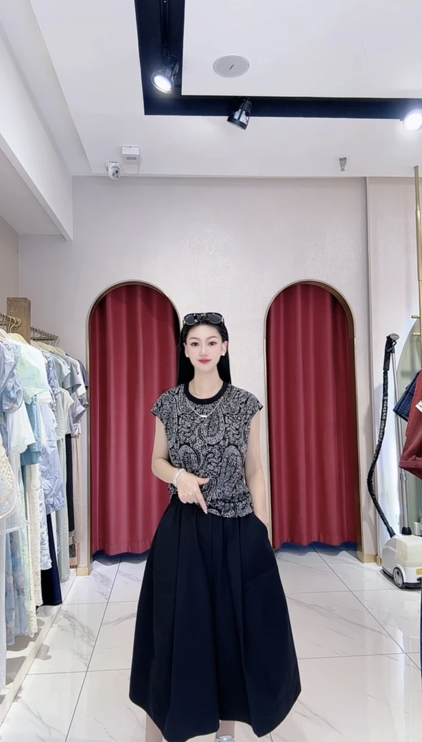 洋气无袖显瘦夏季印花上衣搭配阔腿七分裤时尚减龄套装黑色圆领