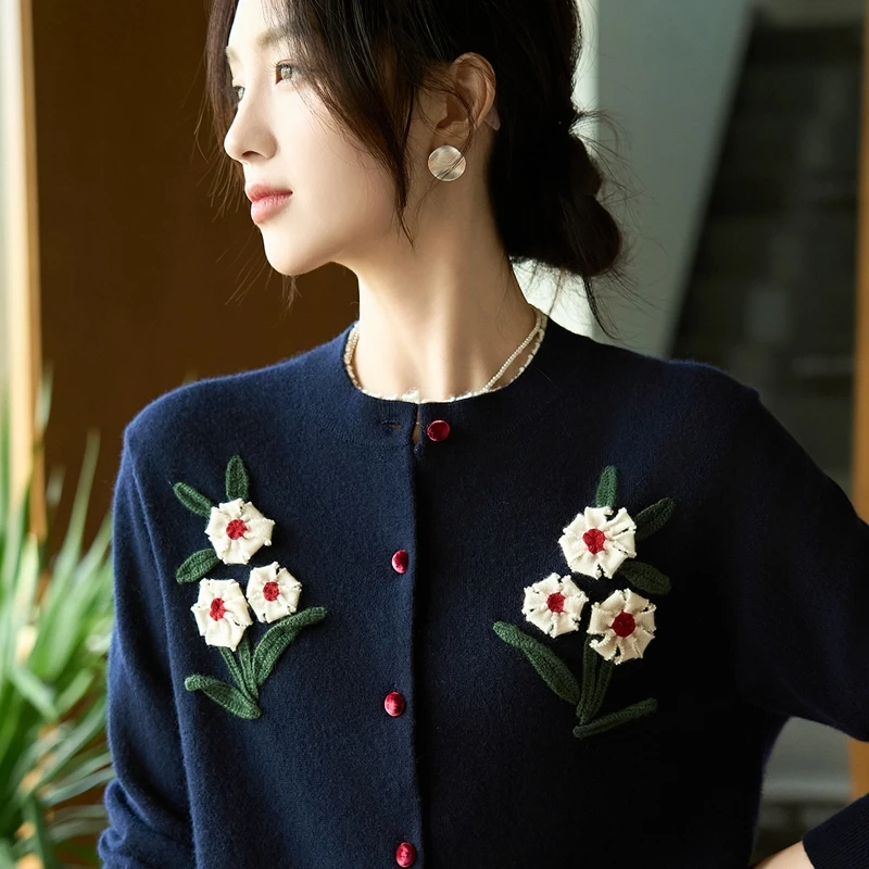 哥弟阿玛施正品秋冬新款立体钩花圆领长袖开衫复古时尚显瘦上衣女