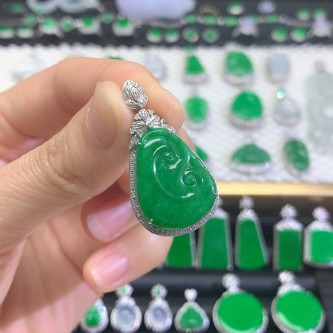 颈饰18K金镶嵌翡翠吊坠