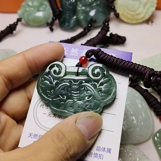 翡翠未镶嵌颈饰挂件