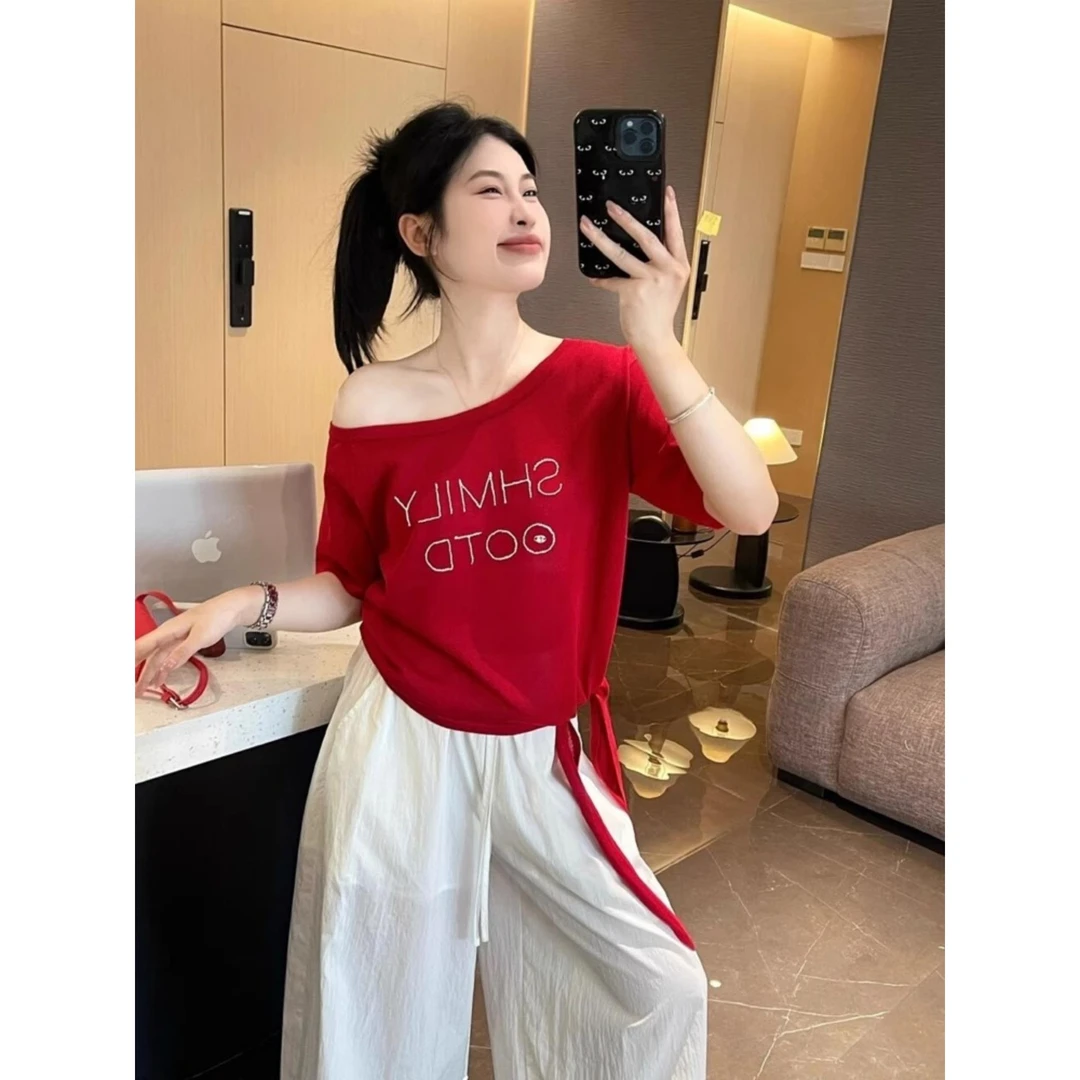 红色斜领一字肩刺绣短袖t恤女夏季设计感绑带冰丝针织衫露肩上衣