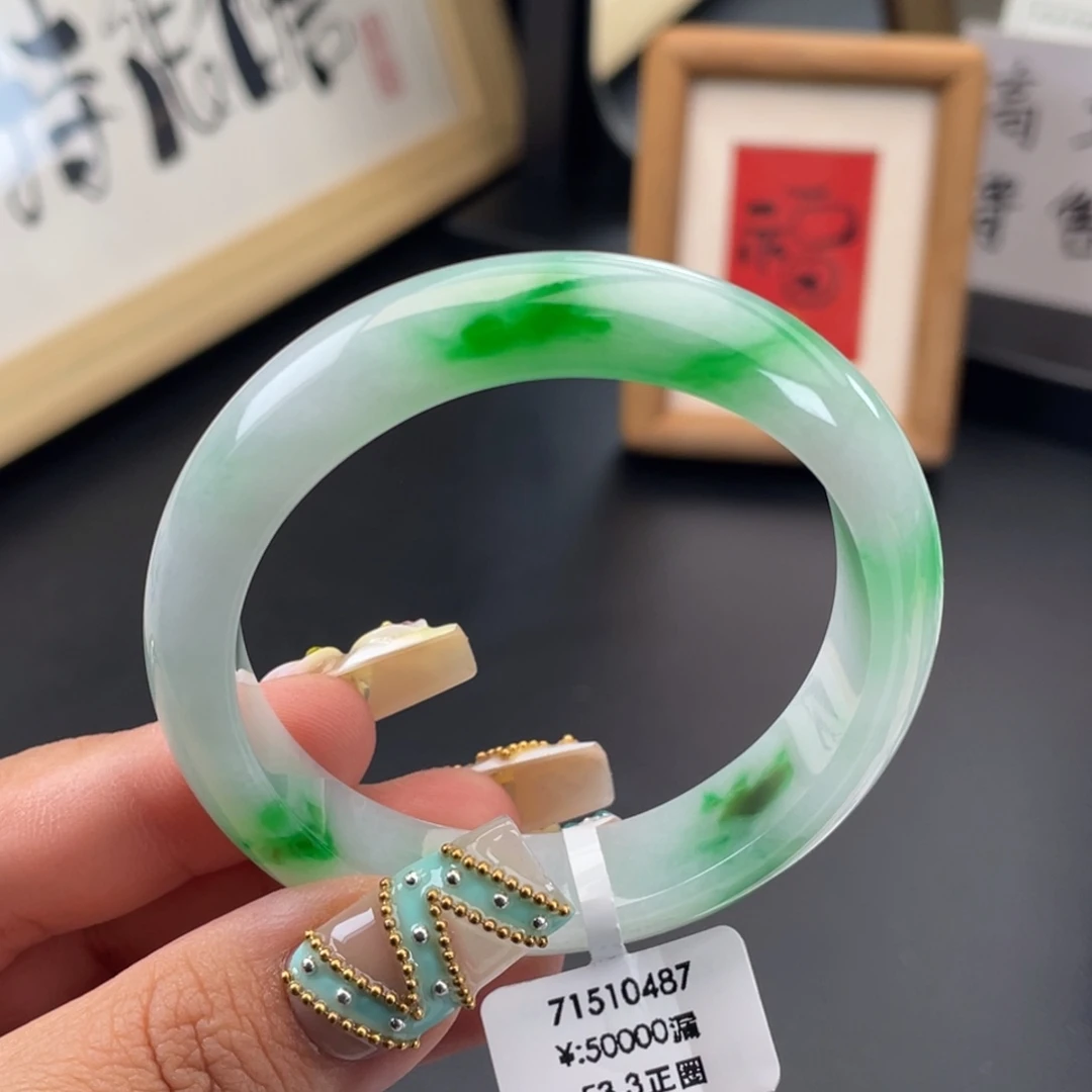 未镶嵌手镯翡翠回流）白底阳绿飘花正圈手镯，强烈推荐有包容