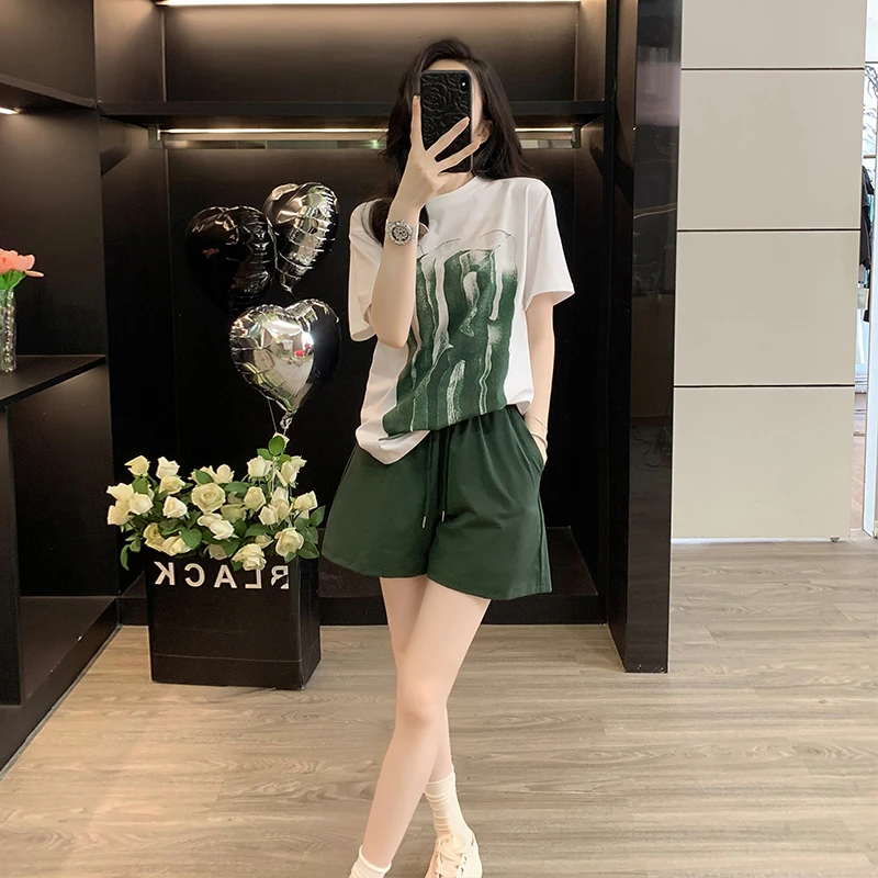 2025年洋气韩版宽松夏季新款白色短袖T恤绿色短裤百搭休闲套装潮