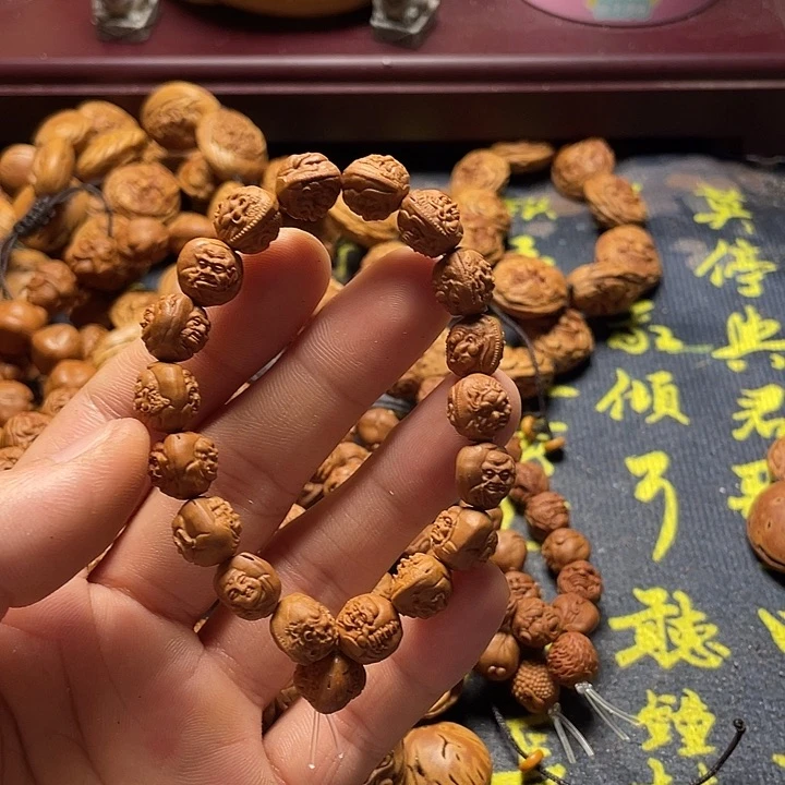 兴*。龙纹桃核雕刻双面罗汉