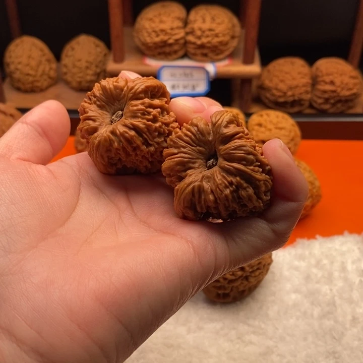 梁***伟文玩核桃吊坠高炮酒杯凹