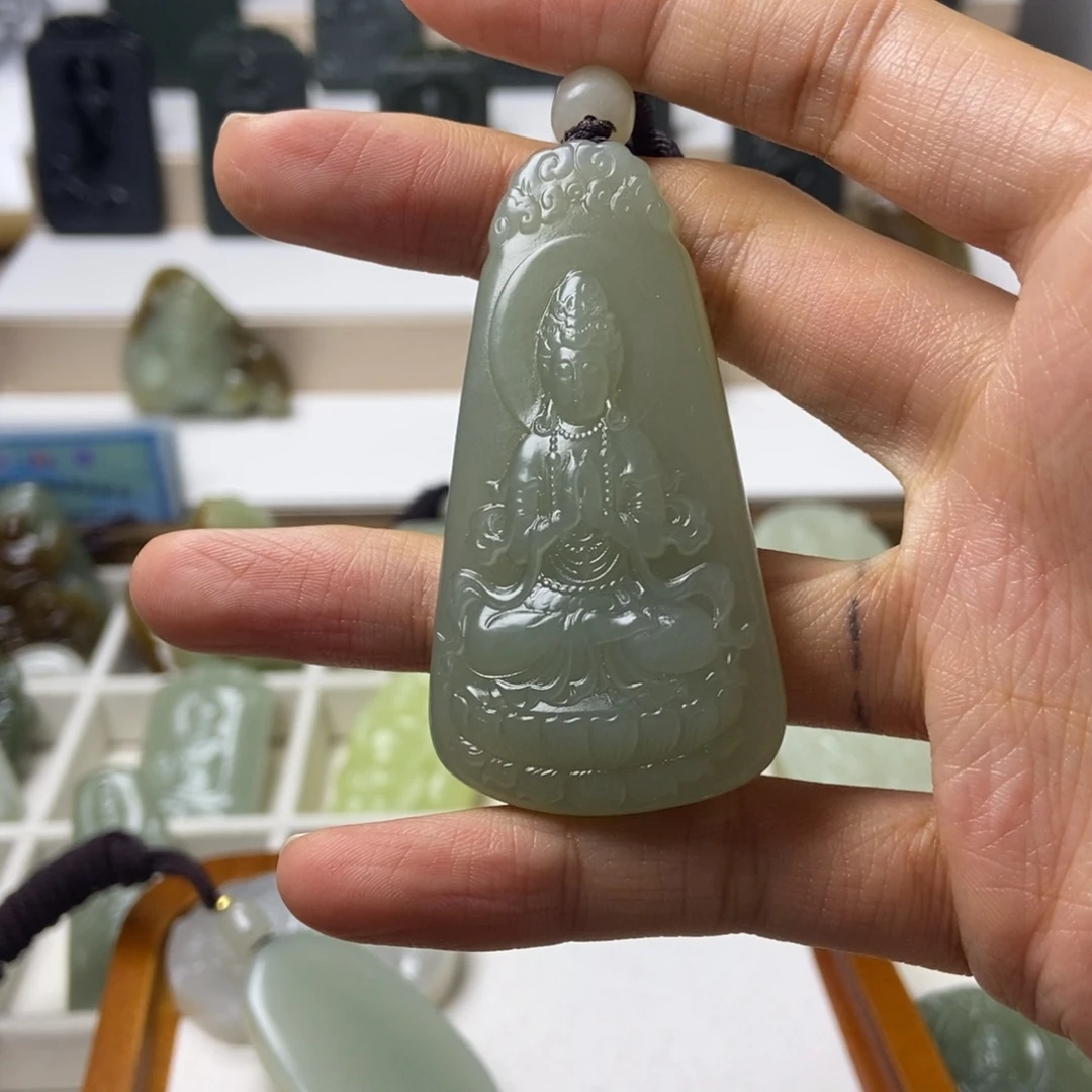 L***y和田玉未镶嵌颈饰