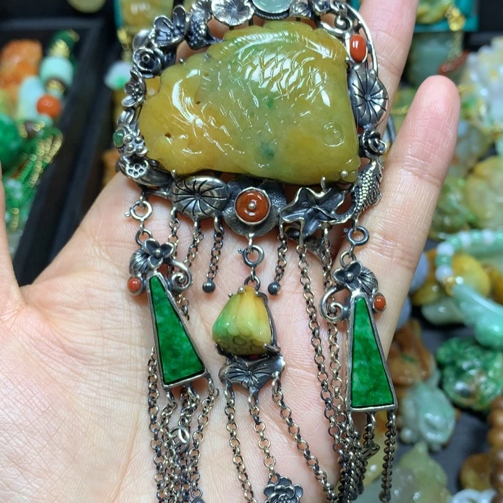 贵***阁翡翠未镶嵌颈饰台工