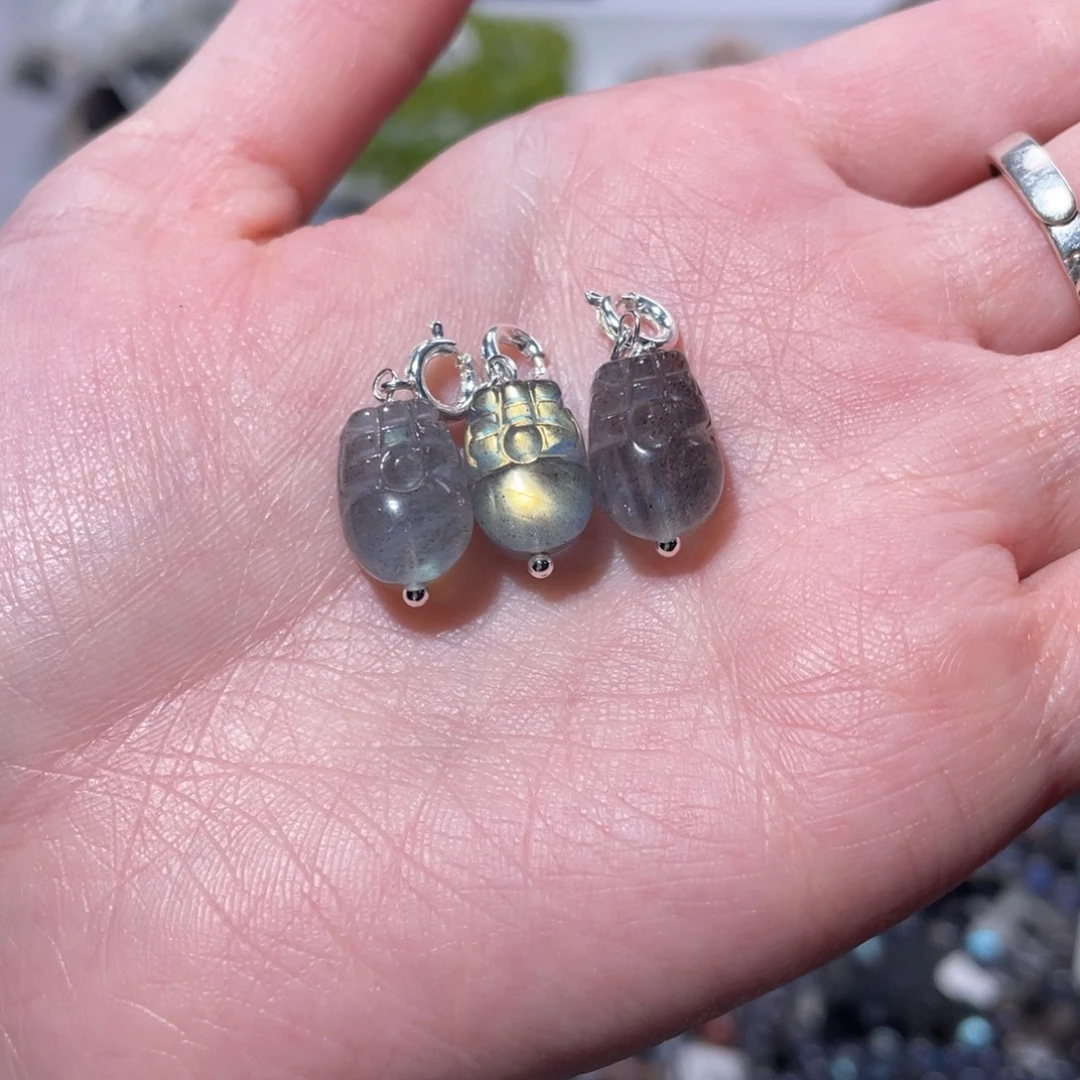 凡***害颈饰银S925镶嵌长石灰月光貔貅