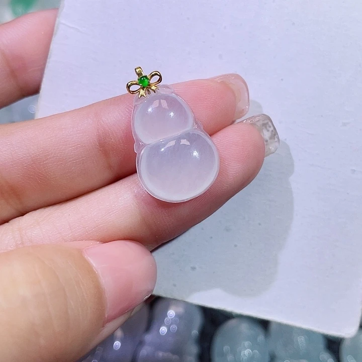 翡翠18K金镶嵌颈饰葫芦