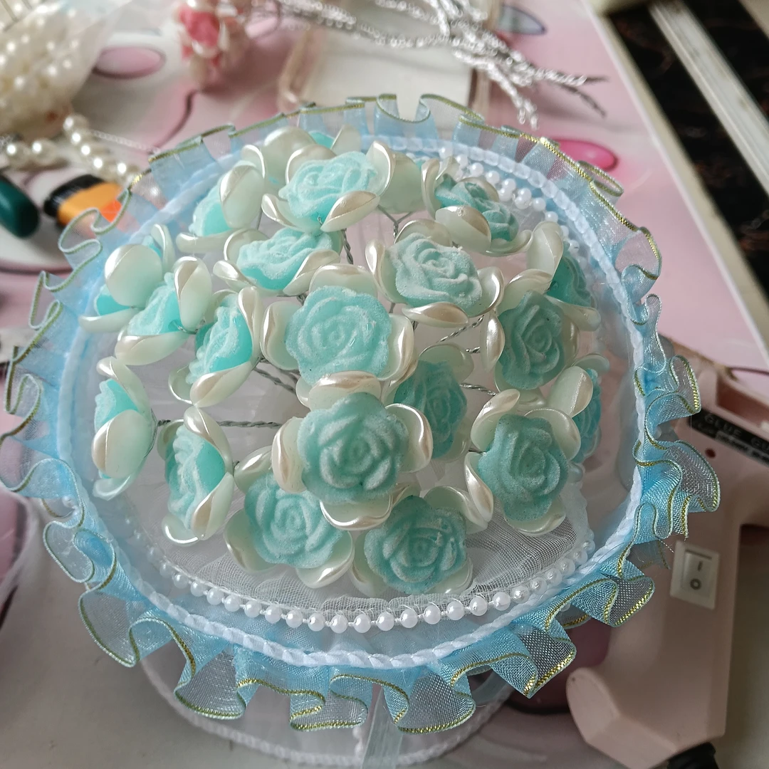 小植绒玫瑰赠送彩灯蝴蝶波浪纱成品