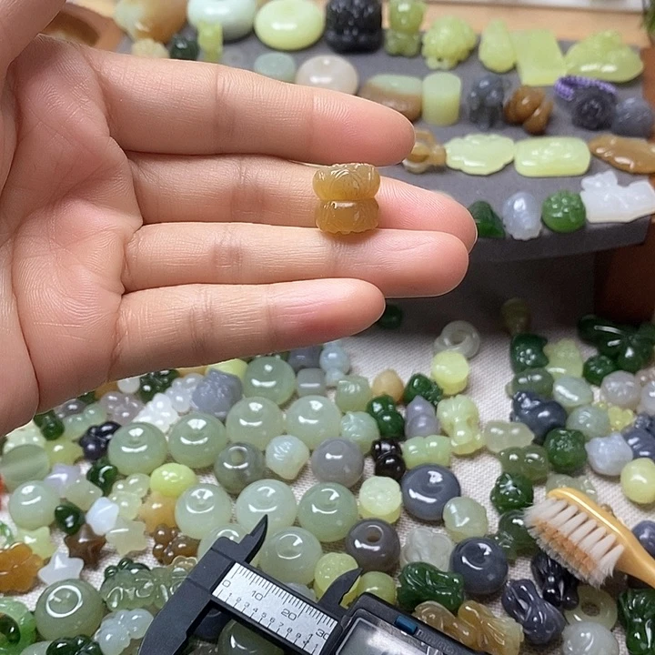 未镶嵌和田玉挂件并蒂莲