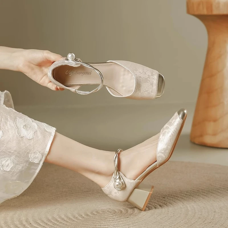 包头凉鞋女夏粗跟2025新款百搭舒适女士轻奢气质扣带中空高跟单鞋