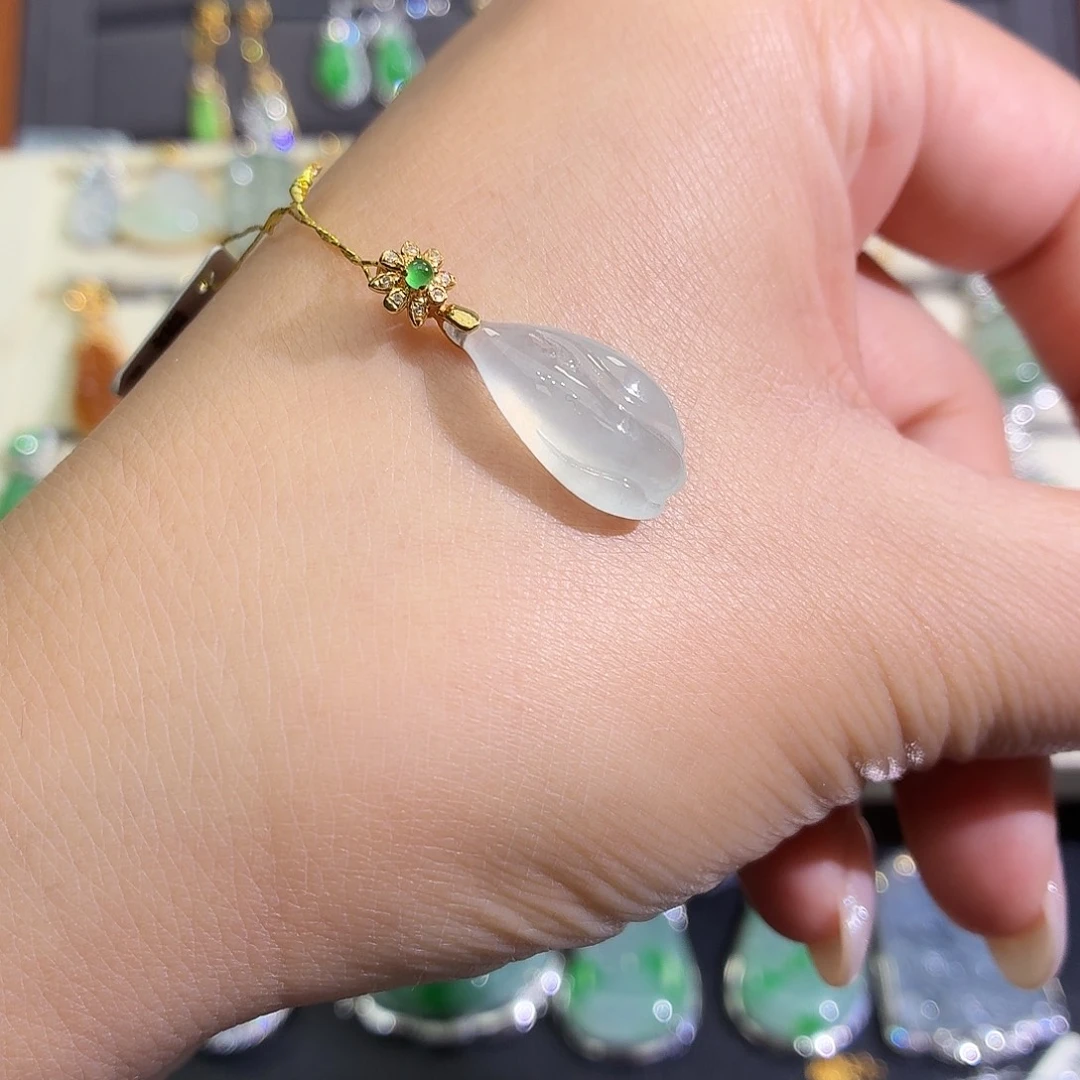 翡翠18K金镶嵌颈饰