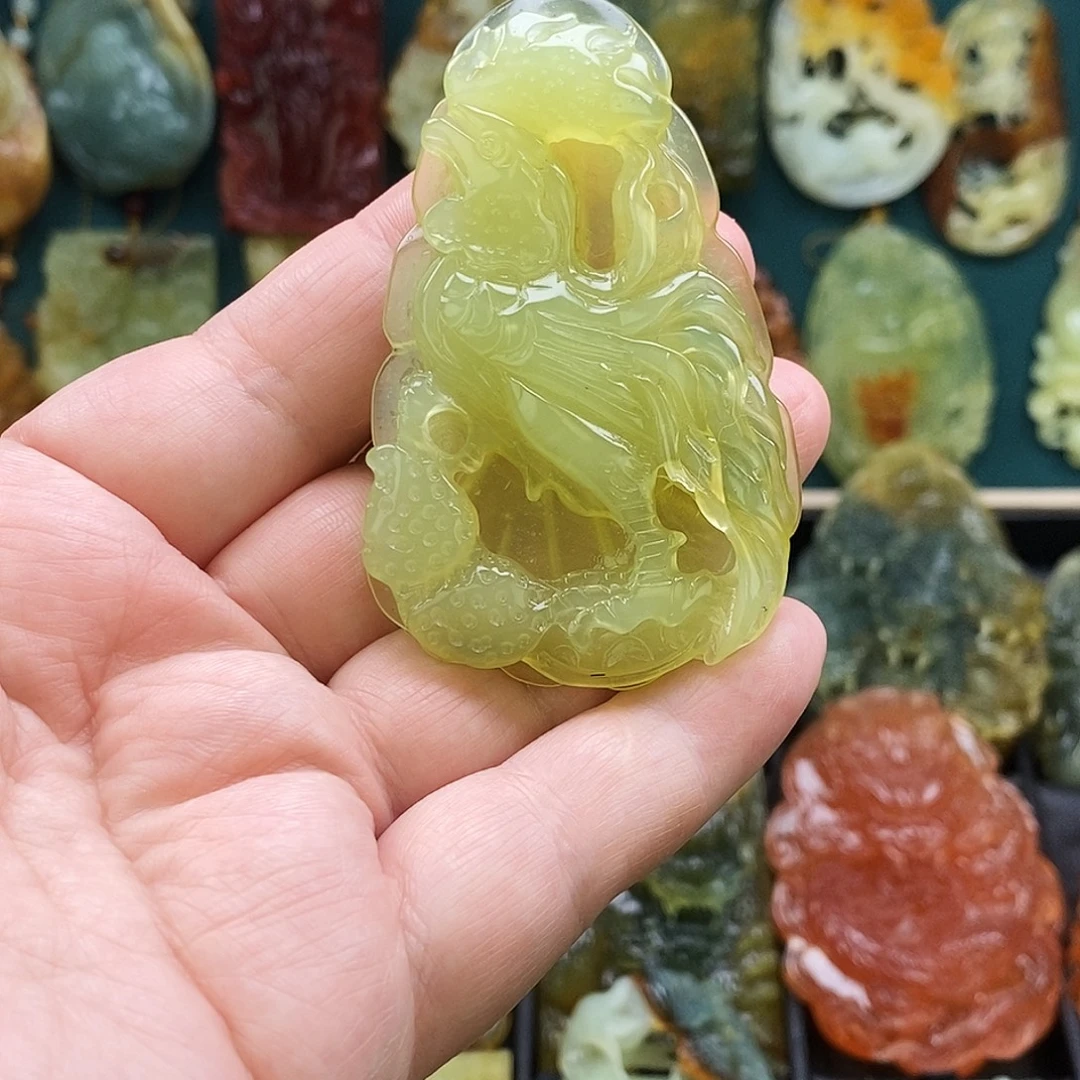 蛇纹石玉未镶嵌颈饰生肖鸡