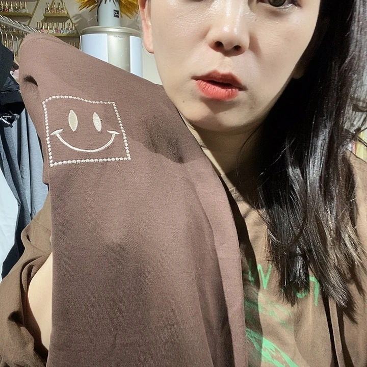 沐***沐咖色笑脸T恤一件套