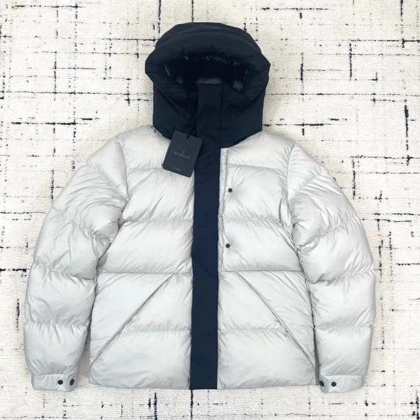 未使用 MONCLER MADEIRA 灰武士连帽短款羽绒服 4码 1497