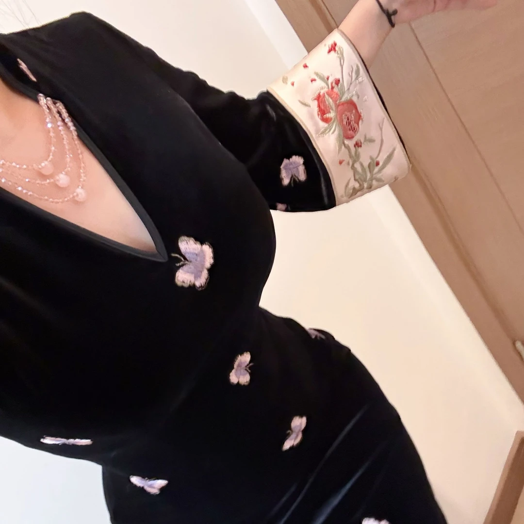 LHMknk1画报夫人秋冬温柔丝绒新中式珠链旗袍 瑶池粉蝶特价不退换