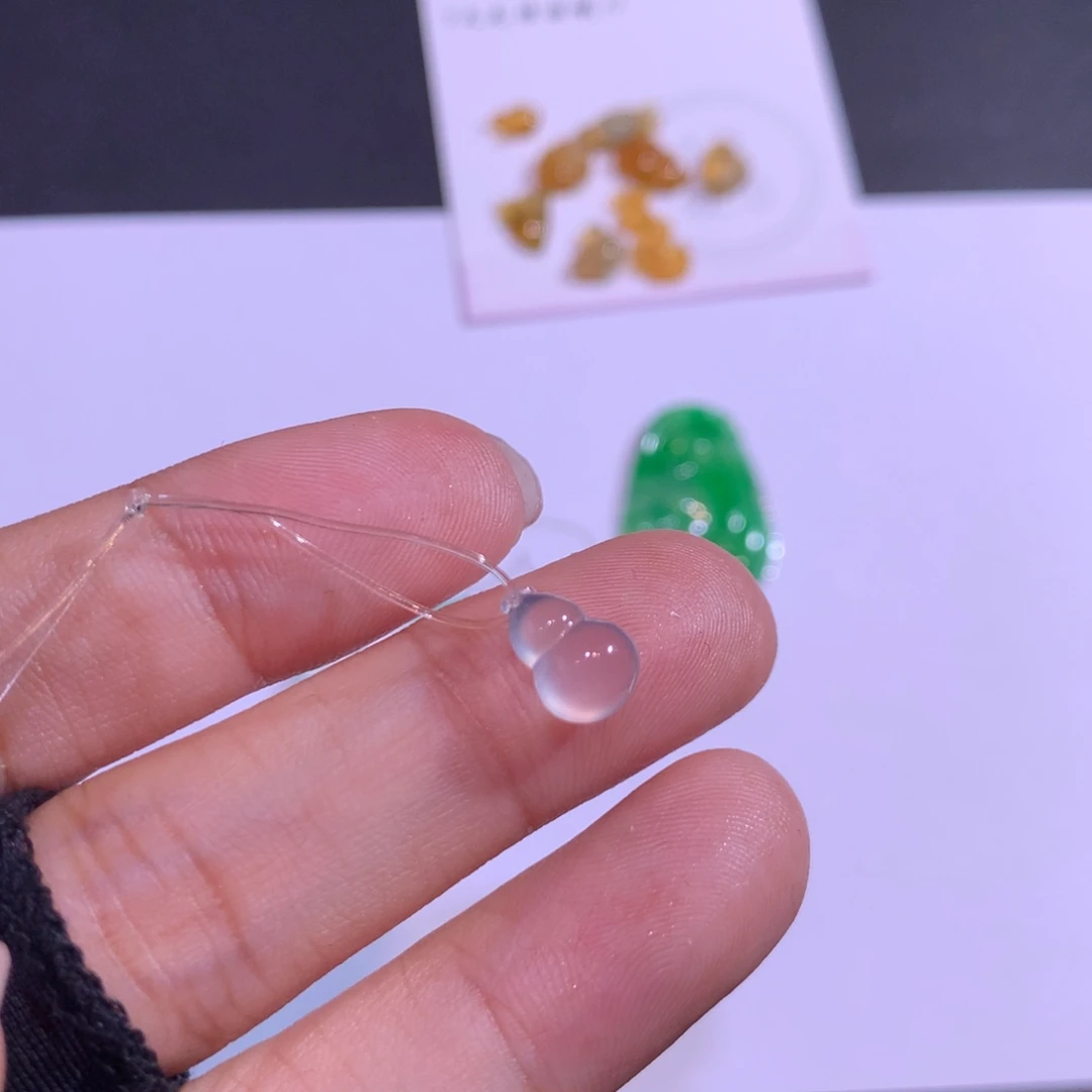 翡翠未镶嵌颈饰葫芦