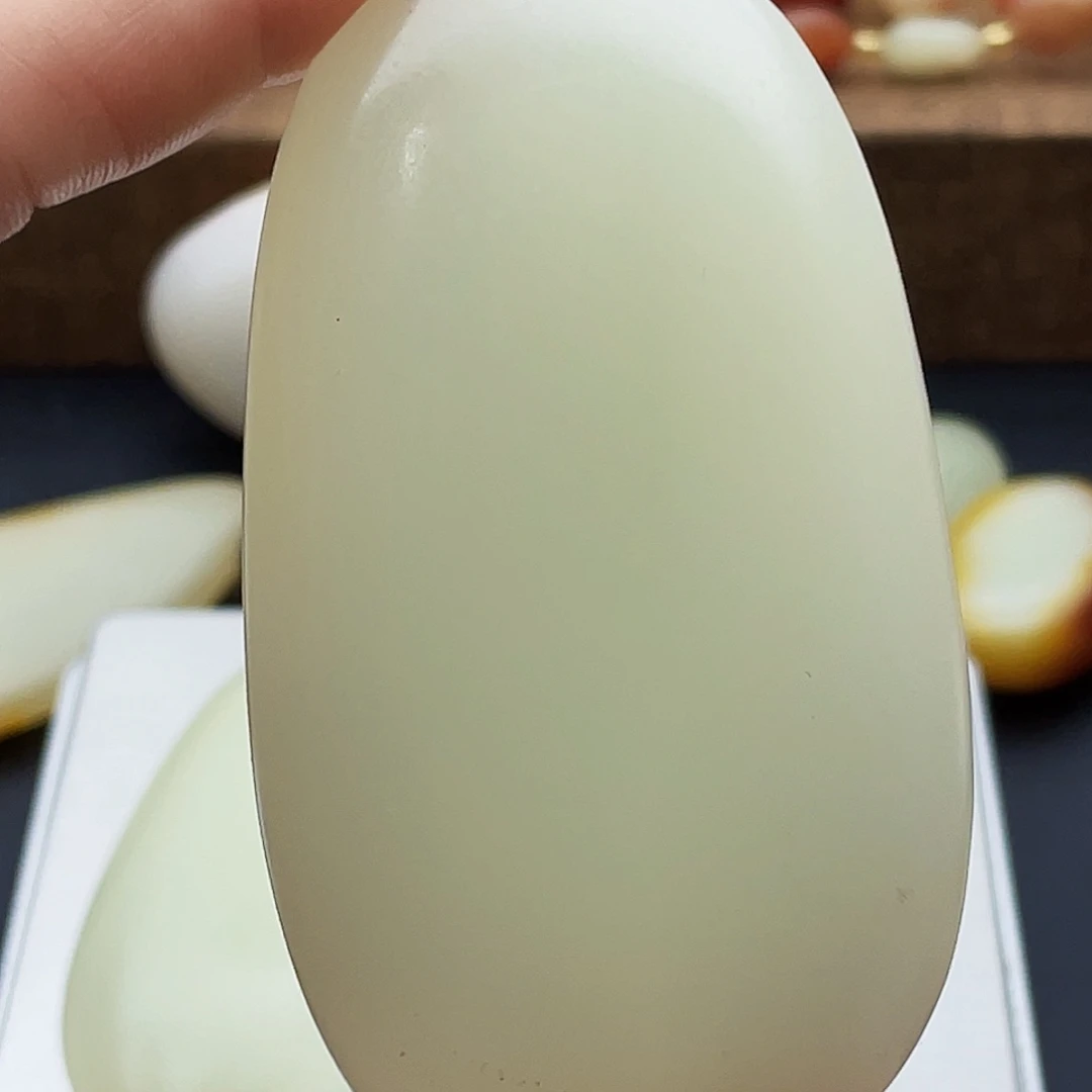 自****和田玉未镶嵌颈饰