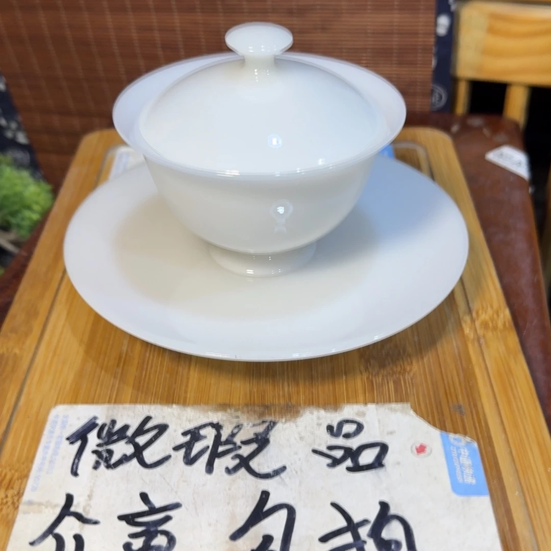 微瑕疵介意勿拍陶瓷器皿G064亮光，略有微瑕疵，无缺口